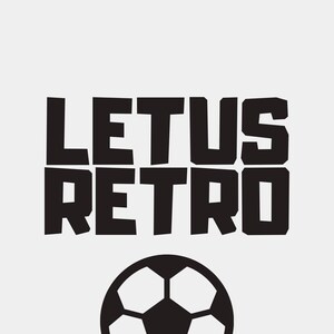 Puede incluir: Gr&aacute;fico en blanco y negro con el texto "LETUS RETRO" en una fuente retro audaz. Debajo del texto hay un gr&aacute;fico de bal&oacute;n de f&uacute;tbol en blanco y negro. El fondo es blanco liso.