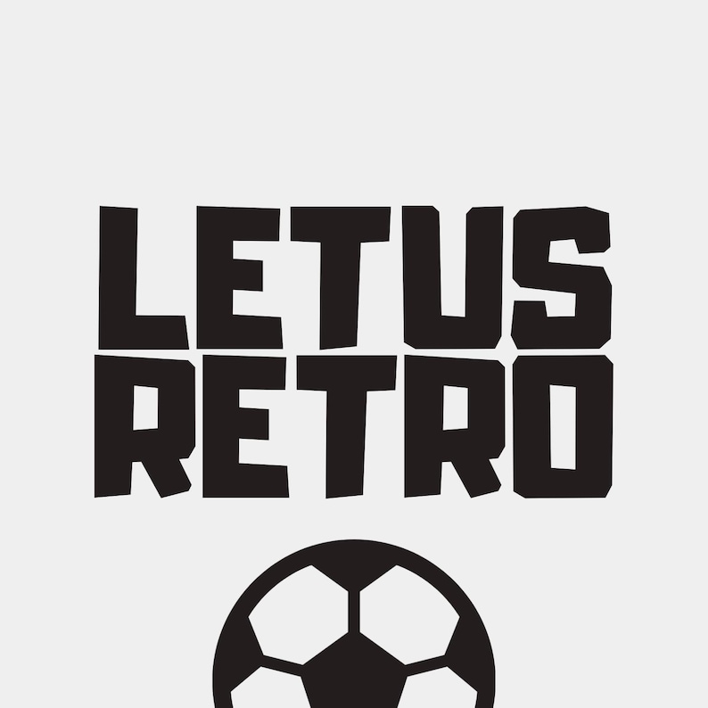 Puede incluir: Gr&aacute;fico en blanco y negro con el texto "LETUS RETRO" en una fuente retro audaz. Debajo del texto hay un gr&aacute;fico de bal&oacute;n de f&uacute;tbol en blanco y negro. El fondo es blanco liso.