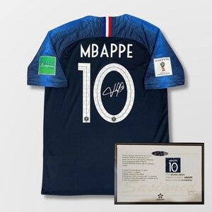 以下が含まれることがあります： 紺色のサッカーユニフォーム。名前は「MBAPPE」、背番号は白で「10」。サインと「FIFA」と「QUALIFIERS RUSSIA 2018」のパッチ付き。真正性の証明書も含まれています。