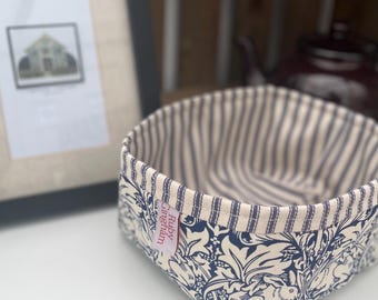 Small storage basket or bread basket William Morris Brer Rabbit