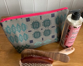 Toiletry Wash Bag Welsh Tapestry Carthen Print Water Resistant aqua-green pink zip