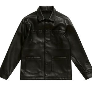 Può includere: Giacca in pelle nera con collo, quattro tasche frontali e chiusura con bottoni. La giacca ha maniche lunghe e un aspetto strutturato, adatta per l'abbigliamento esterno.