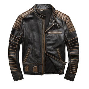 Könnte beinhalten: Schwarze Lederjacke mit Used-Look. Sie hat einen Stehkragen, einen asymmetrischen Reißverschluss und mehrere Reißverschlusstaschen. Schultern und Ärmel sind mit braunen Akzenten gesteppt, was ihr einen robusten, klassischen Stil verleiht.