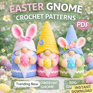 Puede incluir: Tres patrones de gnomos de Pascua hechos a mano. Cada gnomo lleva un sombrero y un atuendo de diferente color y sostiene un huevo decorado. Los gnomos tienen largas barbas blancas y orejas de conejo. La imagen incluye el texto "Easter Gnome Crochet Patterns".