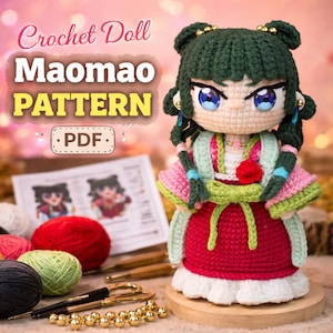 Puede incluir: Una muñeca de ganchillo hecha a mano con un diseño detallado, con un vestido rojo, cabello verde y ojos azules. La muñeca es parte de un "Maomao Pattern" disponible como PDF. La imagen también muestra hilo, ganchos de ganchillo y tijeras.