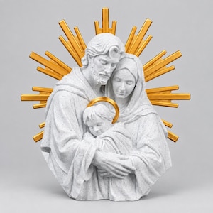 Könnte beinhalten: Eine weiß gesprenkelte Skulptur mit Steintextur, die eine dreiköpfige Familie in einer Umarmung zeigt. Die Figuren sind vor einem goldfarbenen Strahlenkranz positioniert. Das Kind in der Mitte trägt einen kleinen goldenen Heiligenschein.