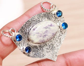 Colgante de plata de ley con sugilita y topacio azul.