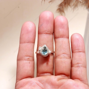 Anillo de topacio azul en forma de lágrima: delicada piedra de nacimiento de diciembre en plata de ley.