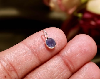 Natürlicher Iolith Anhänger 925 Sterling Silber | Runder Blauer Edelstein Anhänger | Handgemachter zierlicher Schmuck | September Geburtsstein Schmuck Charm