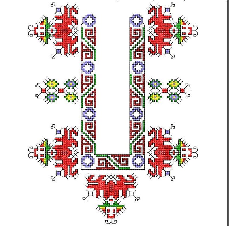 Puede incluir: Patr&oacute;n de punto de cruz detallado con un dise&ntilde;o central en forma de U. El patr&oacute;n incorpora motivos geom&eacute;tricos y florales en rojo, verde, amarillo y azul sobre un fondo blanco, adecuado para bordados o proyectos textiles.