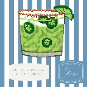 Pode incluir: Um design pixelizado de ponto cruz de um coquetel margarita com uma fatia de limão. A bebida é verde com uma borda de sal e uma guarnição marrom. O fundo é um padrão de listras azuis e brancas. O texto na imagem diz "DIGITAL DOWNLOAD STITCH CHART".