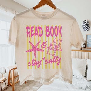 Leia livros, mantenha-se animado (SVG e PNG), SVG retrô listrado para amantes de livros no verão, estampa de praia para leitores, design para camiseta Booktok, sublimação para leitores modernos