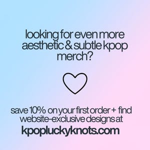 Może przedstawiać: Niebiesko-r&oacute;żowe gradientowe tło z tekstem "looking for even more aesthetic & subtle kpop merch?" i symbolem serca. Poniżej napis: "save 10% on your first order + find website-exclusive designs at kpopluckyknots.com."