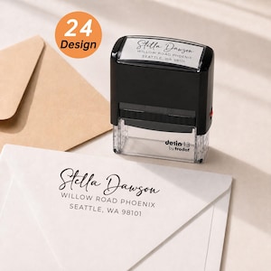 Può includere: Un timbro autoinchiostrante nero con base trasparente, dotato di un'etichetta con la scritta Stella Dawson, Willow Road Phoenix, Seattle, WA 98101. Il timbro è accanto a una busta bianca con lo stesso indirizzo stampato in inchiostro nero.