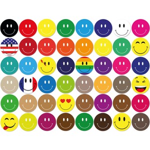Può includere: Una collezione di adesivi rotondi con faccine sorridenti di vari colori, tra cui rosso, giallo, verde e blu. Alcuni adesivi presentano bandiere e altri disegni. Sfondo bianco.