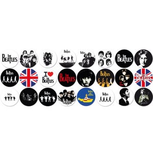Op de afbeelding: Een verzameling ronde buttons met afbeeldingen en tekst gerelateerd aan The Beatles. Ontwerpen omvatten portretten van bandleden, de Union Jack en de iconische Yellow Submarine. De buttons zijn zwart, wit, rood en blauw.