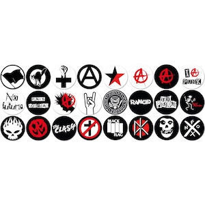 Op de afbeelding: Een verzameling zwart-witte punkrock-knopspelden met verschillende ontwerpen. De spelden tonen symbolen zoals een kat, anarchiesymbolen, een ster en bandlogo's. Sommige spelden hebben tekst zoals "No Future" en "Sex Pistols".