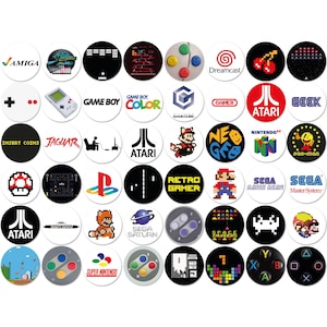 Könnte beinhalten: Eine Sammlung runder, weißer Knöpfe mit Logos und Designs von Retro-Videospielen. Zu den Logos gehören Atari, Nintendo, Sega und Game Boy. Einige Knöpfe haben Controller-Designs, pixelige Charaktere und den Text "Retro Gamer."