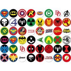 Op de afbeelding: Een verzameling ronde stickers met diverse superheldenlogo's, personage-emblemen en stripboeksymbolen in levendige kleuren zoals rood, blauw, geel, groen, zwart en wit, gerangschikt in een rasterpatroon op een witte achtergrond.