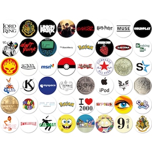 Może przedstawiać: Kolekcja okrągłych, białych guzików z różnymi logo i wzorami. Guziki prezentują odniesienia do popkultury, w tym logo zespołów takich jak Gorillaz i Linkin Park oraz marek takich jak Pokemon i Converse. Niektóre guziki mają tekst, np. "I Love 2000".