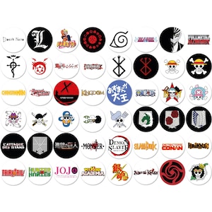 Könnte beinhalten: Eine Sammlung weißer, runder Knöpfe mit verschiedenen Anime- und Manga-Designs. Die Knöpfe zeigen Logos und Texte aus beliebten Serien wie "Naruto", "Death Note" und "Attack on Titan". Die Knöpfe sind in verschiedenen Farben gehalten, darunter Schwarz, Rot und Blau.
