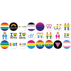 Può includere: Una collezione di bottoni rotondi e colorati con vari simboli e frasi dell'orgoglio LGBTQ+. I disegni includono bandiere arcobaleno, simboli di genere e le scritte "Respect the rainbow", "LGBT", "I Boys", "I Gays" e "Love is Love."