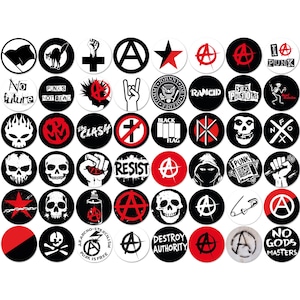 Può includere: Una collezione di bottoni rotondi in stile punk rock, neri, bianchi e rossi. I bottoni presentano vari disegni, tra cui simboli anarchici, teschi e loghi di band. Sono presenti anche testi e slogan tipici della cultura punk.