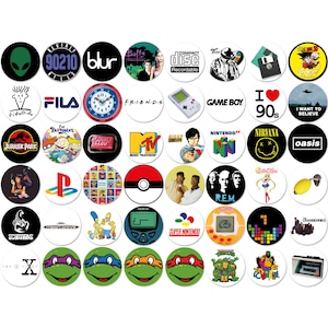 Op de afbeelding: Een verzameling ronde, kleurrijke buttons met popcultuurreferenties. Ontwerpen omvatten logo's van bands als Blur en Nirvana, tv-programma's zoals MTV en Friends, en videogameconsoles zoals Game Boy en Nintendo.