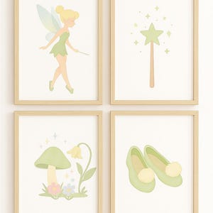 Könnte beinhalten: Vier gerahmte Kunstdrucke mit einem Feen-Thema. Jeder Druck zeigt eine andere Illustration: eine Fee, ein Sternenstab, ein Pilz mit Blumen und ein Paar grüne Schuhe mit Bommeln. Die Kunstwerke sind in sanften Pastellfarben gehalten.