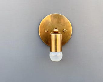 Kinkiet mosiężny z połowy XX wieku w stylu mid-century modern z lat 50.: lampa łazienkowa