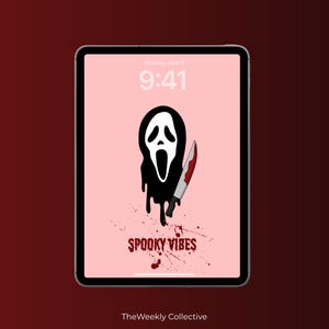 Può includere: Opera d'arte digitale su schermo di tablet con una maschera di Scream bianca con dettagli neri gocciolanti e un coltello insanguinato. Le parole "Spooky Vibes" sono scritte sotto la maschera su sfondo rosa.