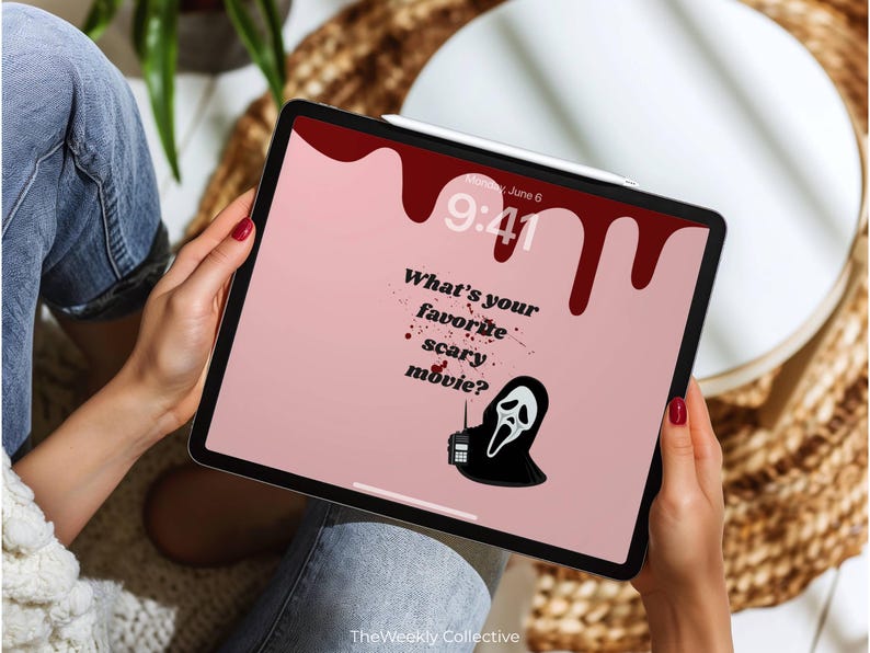 Puede incluir: Una tableta digital muestra un fondo de pantalla rosa con un dise&ntilde;o de sangre goteando. El texto "What's your favorite scary movie?" aparece, junto con un personaje de Ghostface y un walkie-talkie. La hora es 9:41 AM, lunes 6 de junio.
