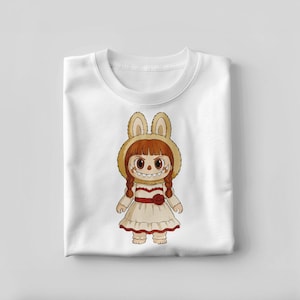 Chica Labubu espeluznante y adorable: clipart de Labubu kawaii inspirado en una muñeca de terror. Diseño de sublimación de Halloween espeluznante y adorable. PNG - SVG