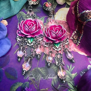 Boucles d'oreilles fantaisie rose Cottagecore - larmes en cristal, bijoux de mariée bohème victorien, design de lustre rose vif peint à la main