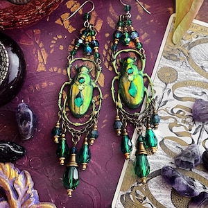 Pendientes de escarabajo verde holográfico, joyería egipcia bohemia de insectos, pieza gótica espeluznante con cristales de esmeralda.
