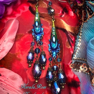 Orecchini a lampadario sfumati verde e blu, orecchini pendenti lunghi e unici in stile boho color verde acqua, orecchini a goccia con strass dipinti a mano
