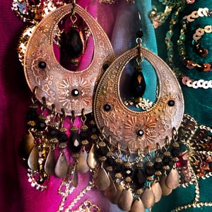 ボヘミアン ティアドロップ シャンデリア イヤリング – 大きな素朴な古色仕上げのステートメントジュエリー、カスタムカラーのハンドメイドエキゾチックなダングル