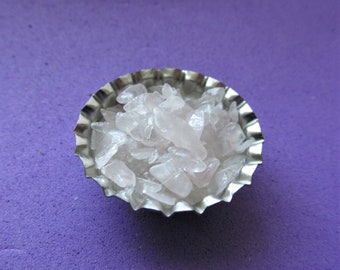 Quartz Crystals Magnet.   Dozens of mini quartz crystals in bottle cap magnet. Fun crystal and rock collector gift. Inspiration in a magnet.