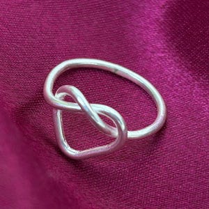 925 Sterling Silber Knoten Ring | Unendlich Liebe Ring | Minimalistisches Silberband | Handmade Versprechen Ring | Geschenk für Sie | Zierlicher Silberring |