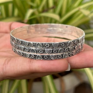 Handgemachter Armreif aus oxidiertem Sterlingsilber: Vintage Boho-Armband mit Gravur