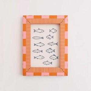 Stampa artistica da parete con pesce disegnato a mano blu – Illustrazione minimalista dell'oceano costiero – Decorazione nautica per la casa sulla spiaggia – Download digitale