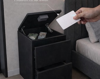 引き出しが2つと、天板に隠し鍵が付いたベッドサイドテーブル。