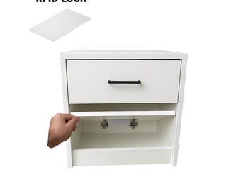 Comodino con serratura segreta in basso