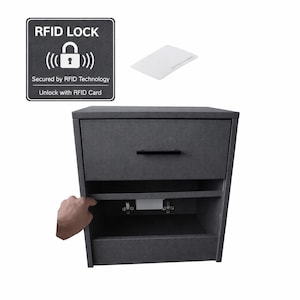 Peut inclure: Une table de chevet gris foncé avec un tiroir et une étagère ouverte. La table de chevet est équipée d'un système de verrouillage RFID, avec une carte et un panneau indiquant "RFID LOCK" et "Secured by RFID Technology. Unlock with RFID Card."