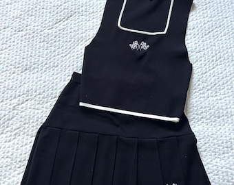 Ensemble jupe-pull léger côtelé avec short garçon. Inspiré de la F1/Indy. Noir. 3 tailles