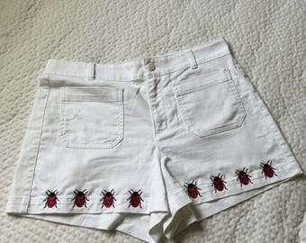 Leuke upcycled JCrew White Denim LadyBug geborduurde short. Maat 6 . Taille van 30 inch.