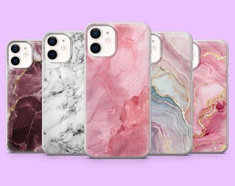 Könnte beinhalten: Fünf Handyhüllen mit Marmordesigns in Rosa, Weiß und Gold. Die Hüllen haben einen transparenten Rand und ein glänzendes Finish. Die Marmormuster variieren, einige weisen kräftige Maserungen auf, andere einen subtileren, gemischten Look.