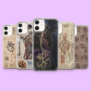 Könnte beinhalten: Fünf Handyhüllen mit anatomischen Illustrationen. Die Hüllen zeigen detaillierte Zeichnungen des menschlichen Herzens, des Skeletts und der inneren Organe. Die Farbpalette umfasst Beige, Braun und Schwarz, mit einer Vintage-Ästhetik.