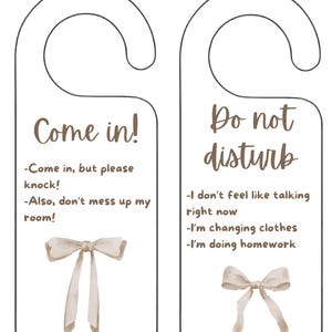 Könnte beinhalten: Zwei Türschilder mit weißem Hintergrund und braunem Rand. Eines sagt "Come in!" mit Anweisungen und einer Schleifenillustration. Das andere sagt "Do not disturb" mit Gründen und einer Schleifenillustration.