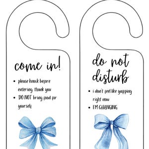 Könnte beinhalten: Zwei weiße Türschilder mit schwarzem Text und blauen Aquarellschleifen. Eines sagt "come in!" mit Anweisungen. Das andere sagt "do not disturb" mit zwei Aussagen. Ideal für ein Schlafzimmer oder Büro.